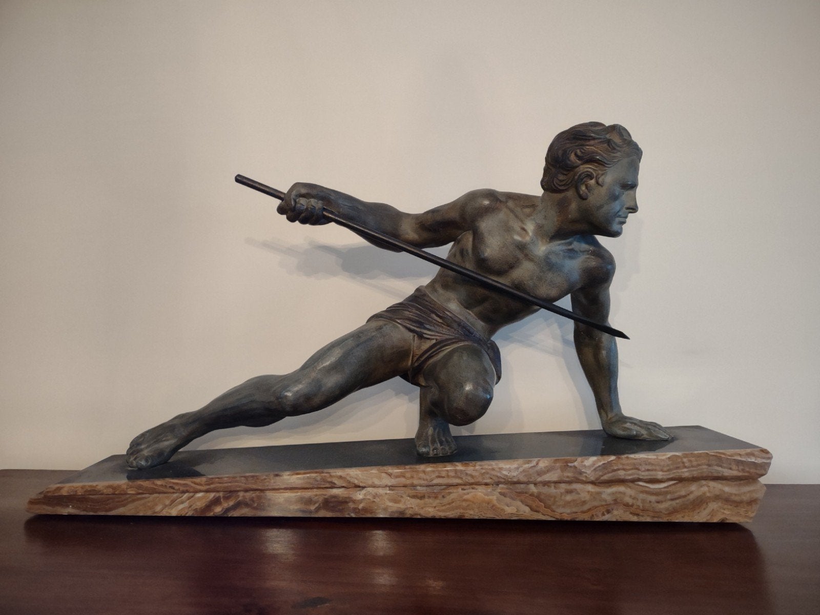 Bronzen beeld van speerwerper op marmeren sokkel, Art deco, Antiek en Kunst, Kunst | Beelden en Houtsnijwerken, Ophalen, Art deco