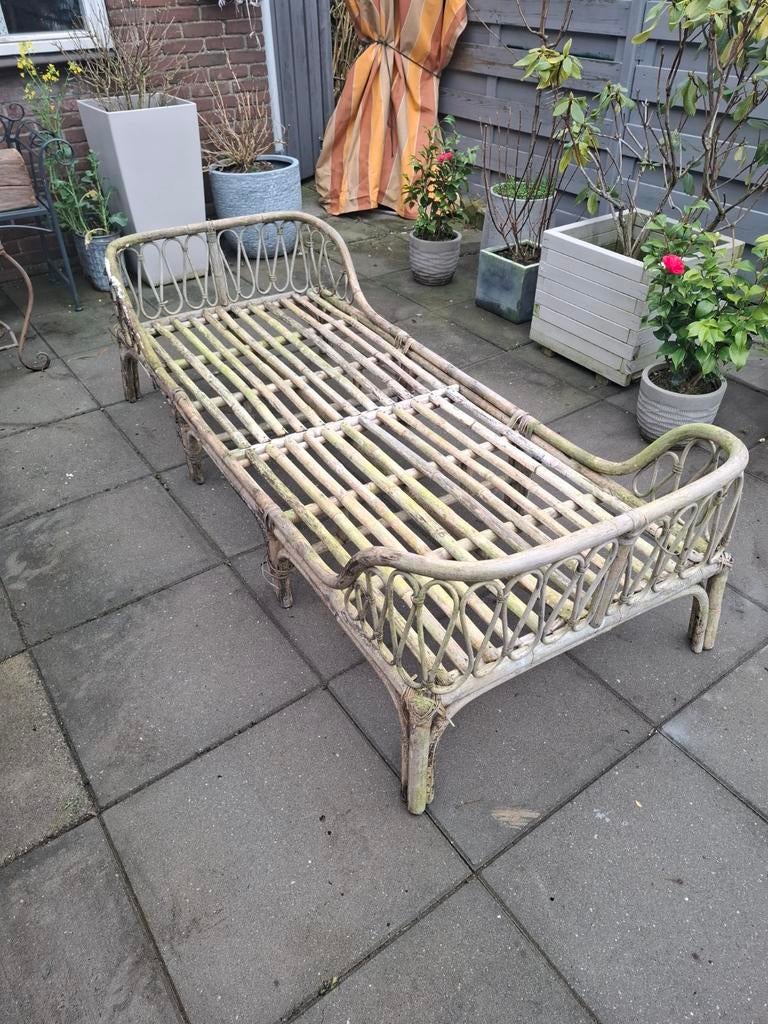 Brocant  ligbed met matras, Tuin en Terras, Ophalen of Verzenden, Gebruikt, Rotan