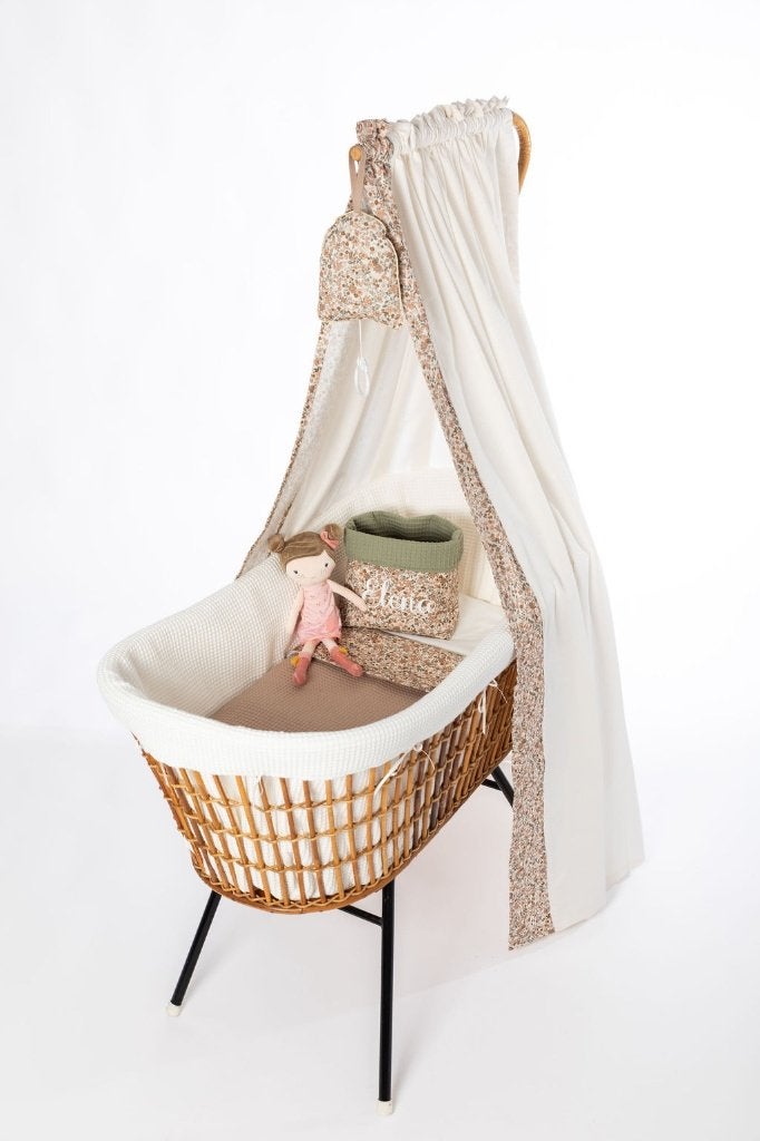 Vintage wieg met nieuwe bekleding en nieuw matras, Kinderen en Baby's, Babywiegjes en Ledikanten, Ophalen, Zo goed als nieuw, Wieg