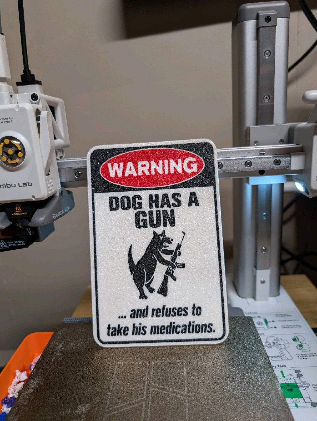 3D Geprint Waarschuwingsbord – “Dog Has a Gun” – Grappig Dec, Dieren en Toebehoren, Honden-accessoires, Ophalen of Verzenden, Nieuw