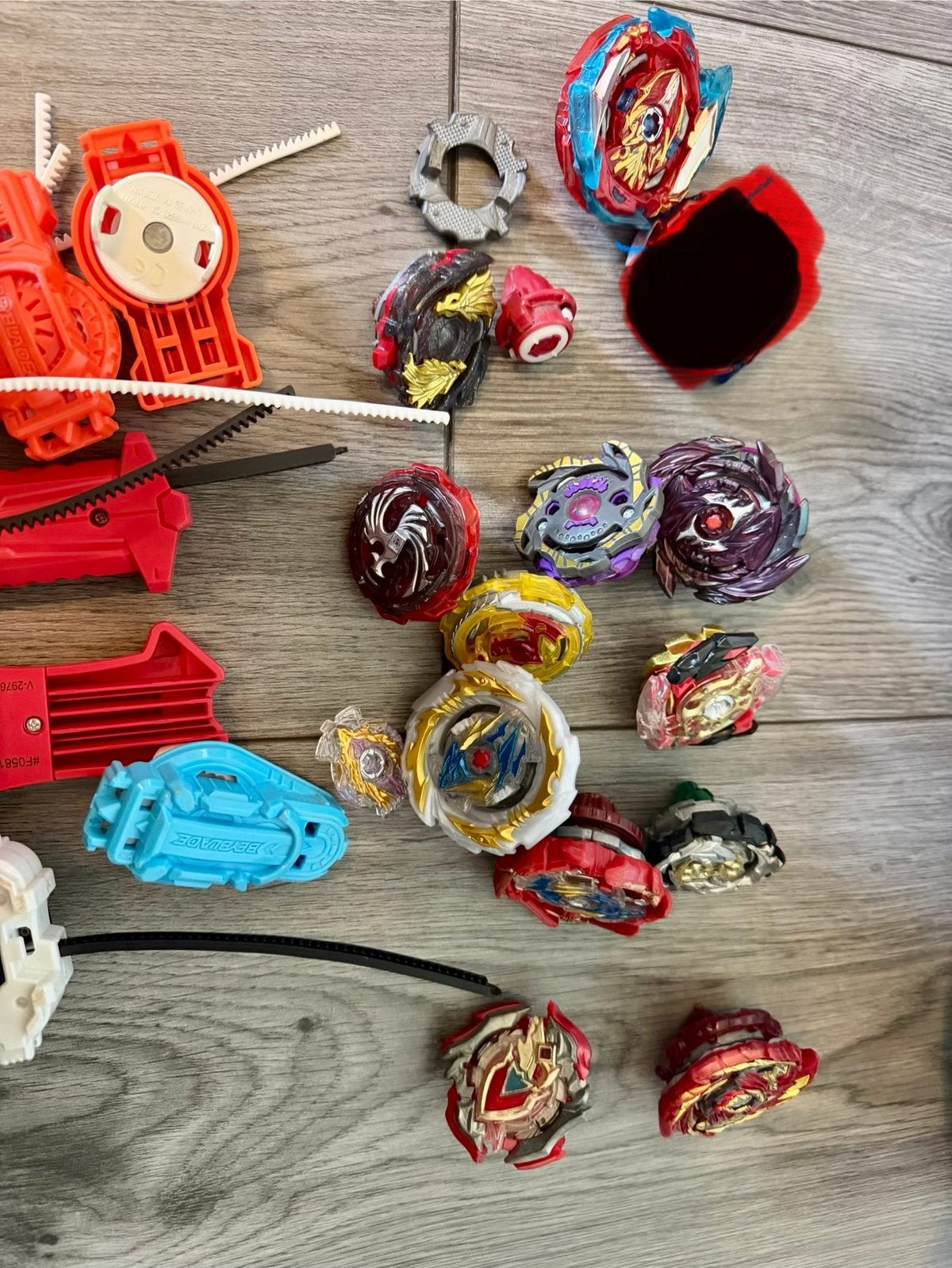 Beyblade bak met spinners en launchers, Ophalen of Verzenden, Zo goed als nieuw