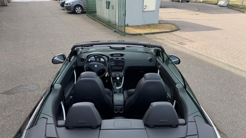 Foto 10 van Peugeot 308 CC 1.6 THP Noir & Blanc (bj 2010)