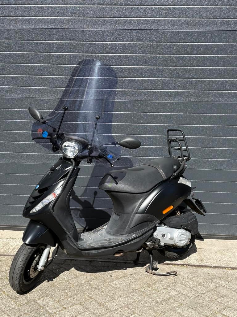 Piaggio zip 4t zwart, Fietsen en Brommers, Scooters | Piaggio, Ophalen, Maximaal 45 km/u, Zip, Zo goed als nieuw