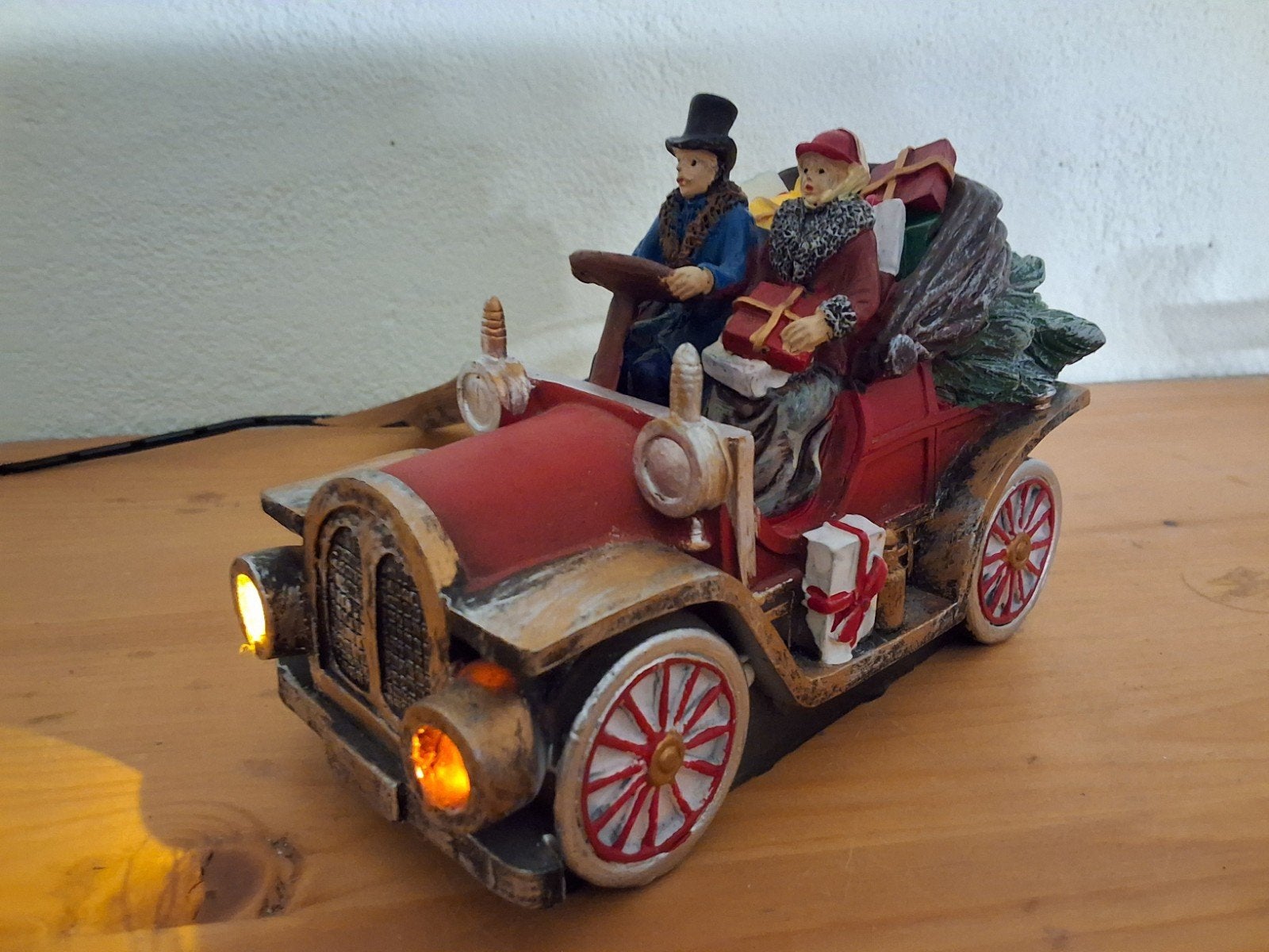 kerstdorp oude auto met echtpaar, kersthuisje, kerst, Ophalen of Verzenden