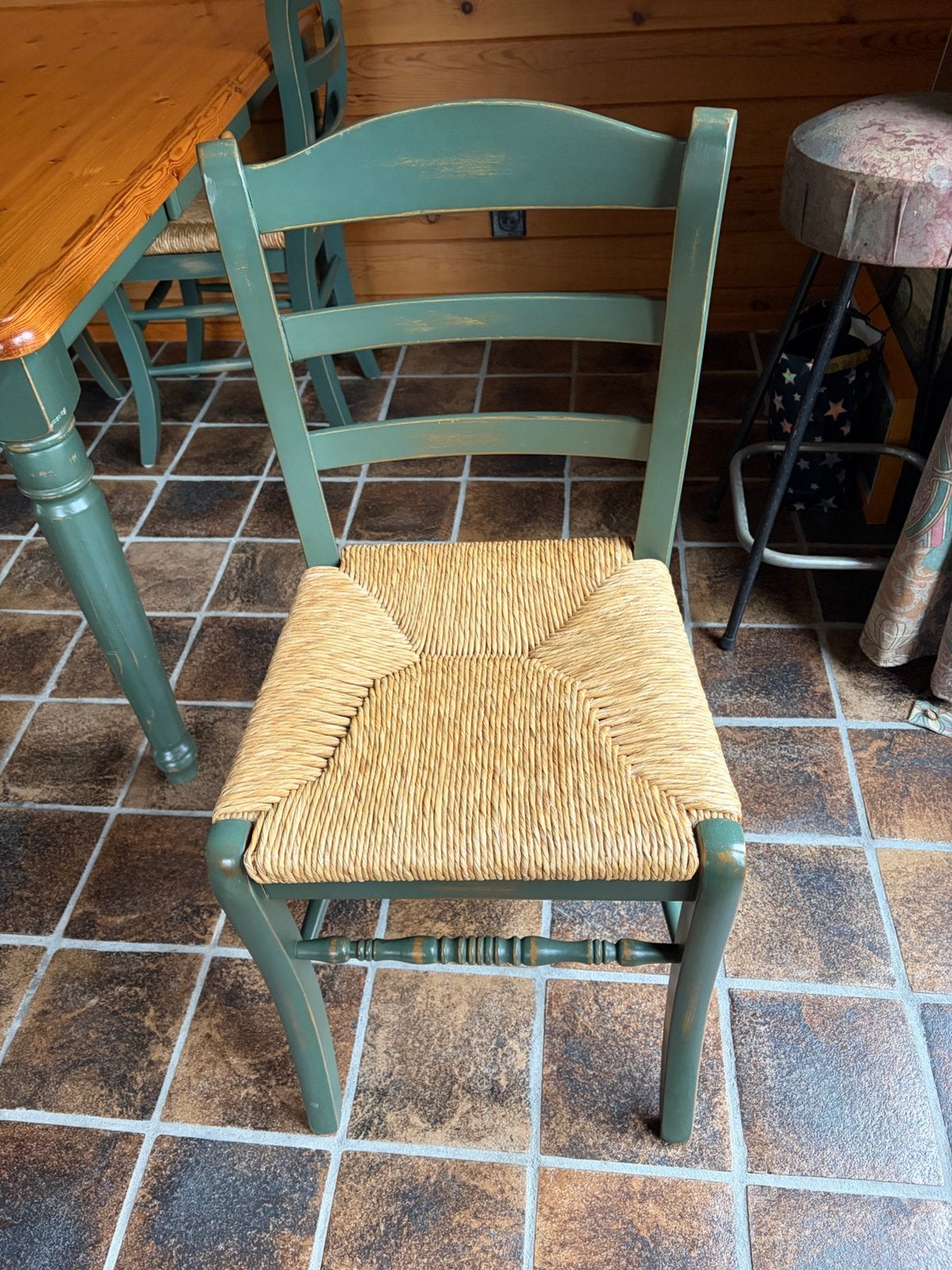 2 stoelen biezen gemat groen grenen, Ophalen, Gebruikt, Twee, Overige kleuren