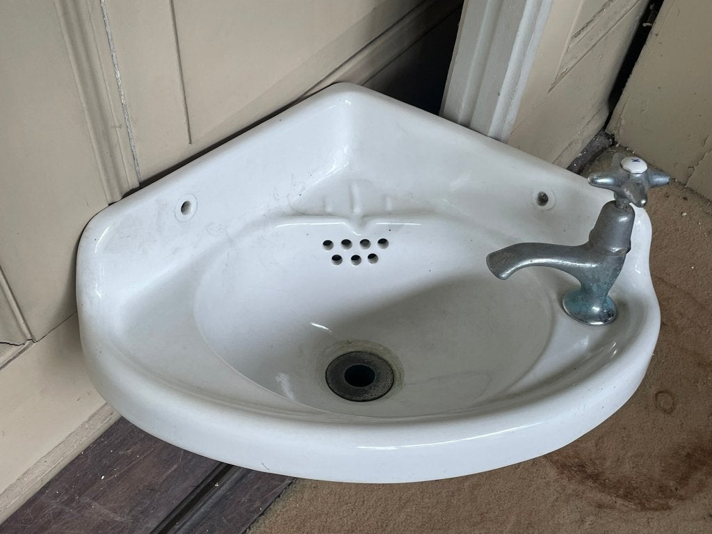 Originele jaren 30 Hoekfontein Toilet – Hornberg incl. Kraan, Ophalen