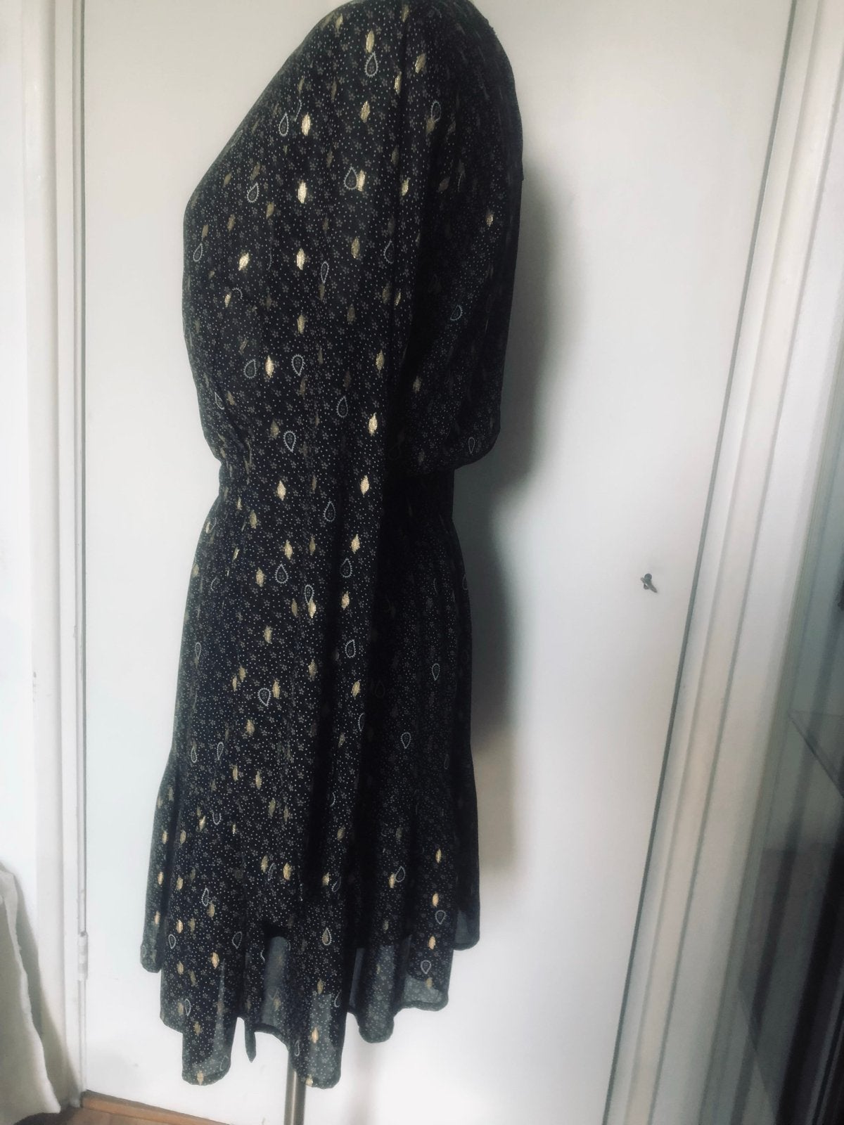 LOAVIES jurk met gouden print, maat S, Zwart, Ophalen of Verzenden, Zo goed als nieuw, Knielengte