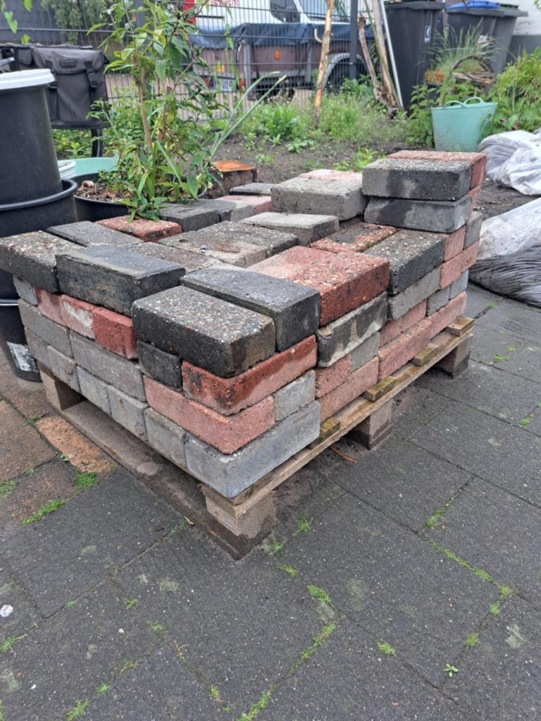 Gratis af te halen: Pallet met rode en grijze bakstenen, Ophalen