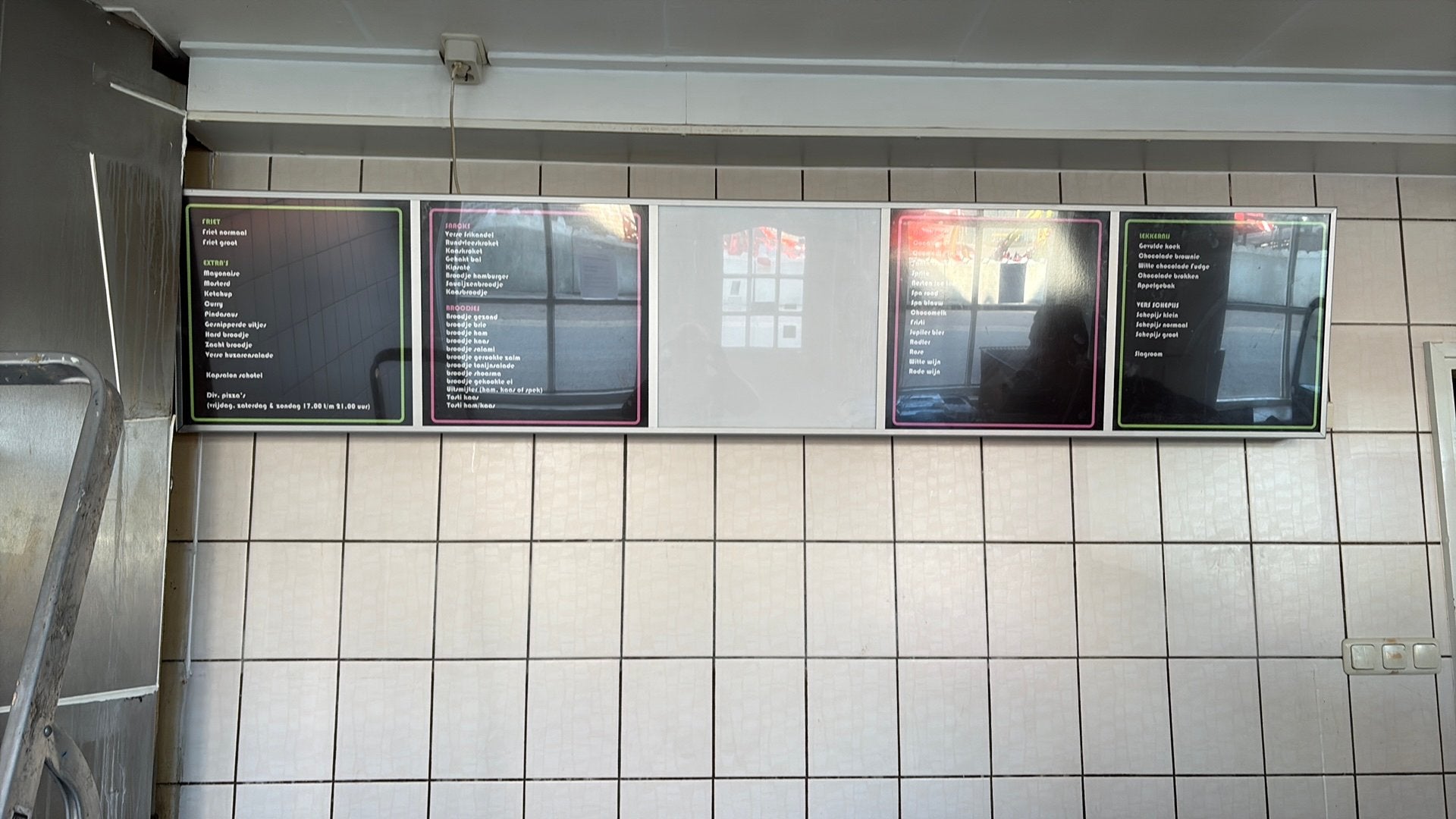 Lichtbak voor menukaarten bijv in een cafetaria, Ophalen