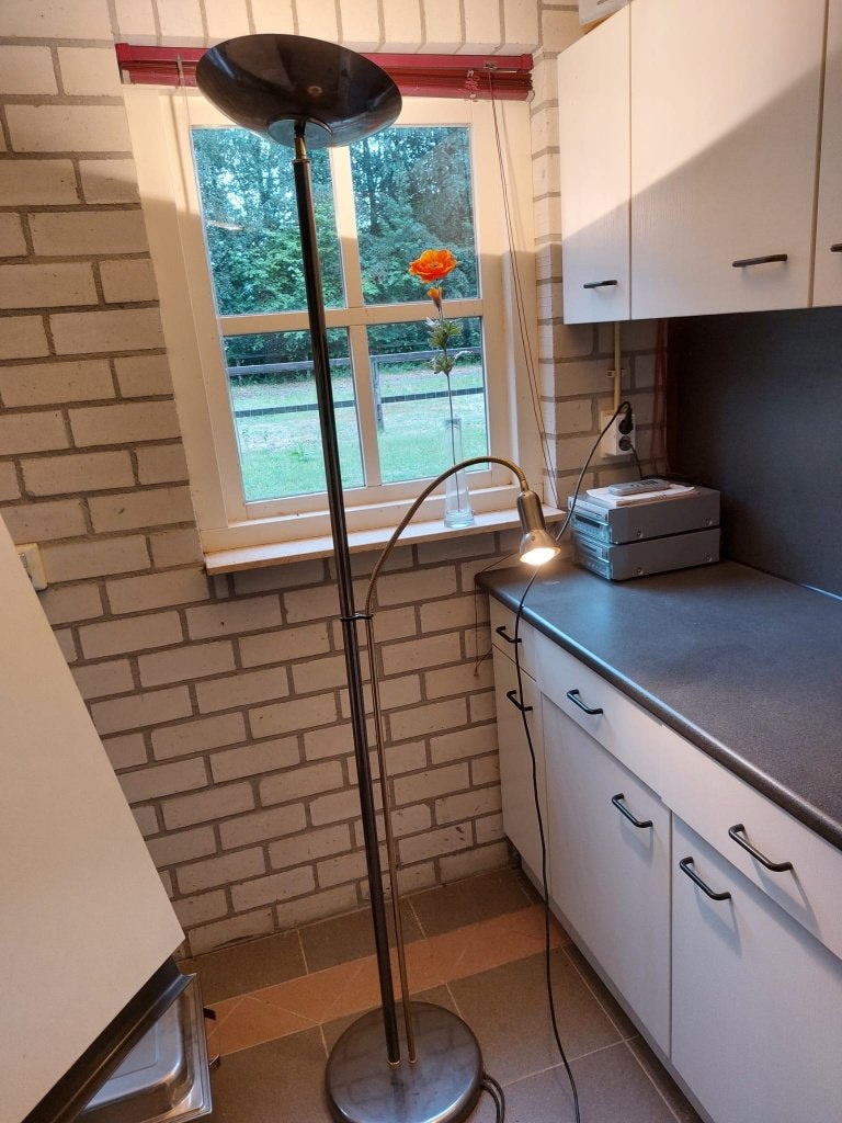 Moderne staande vloerlamp met verstelbare leeslamp., Huis en Inrichting, Lampen | Vloerlampen, Ophalen, Zo goed als nieuw, Metaal