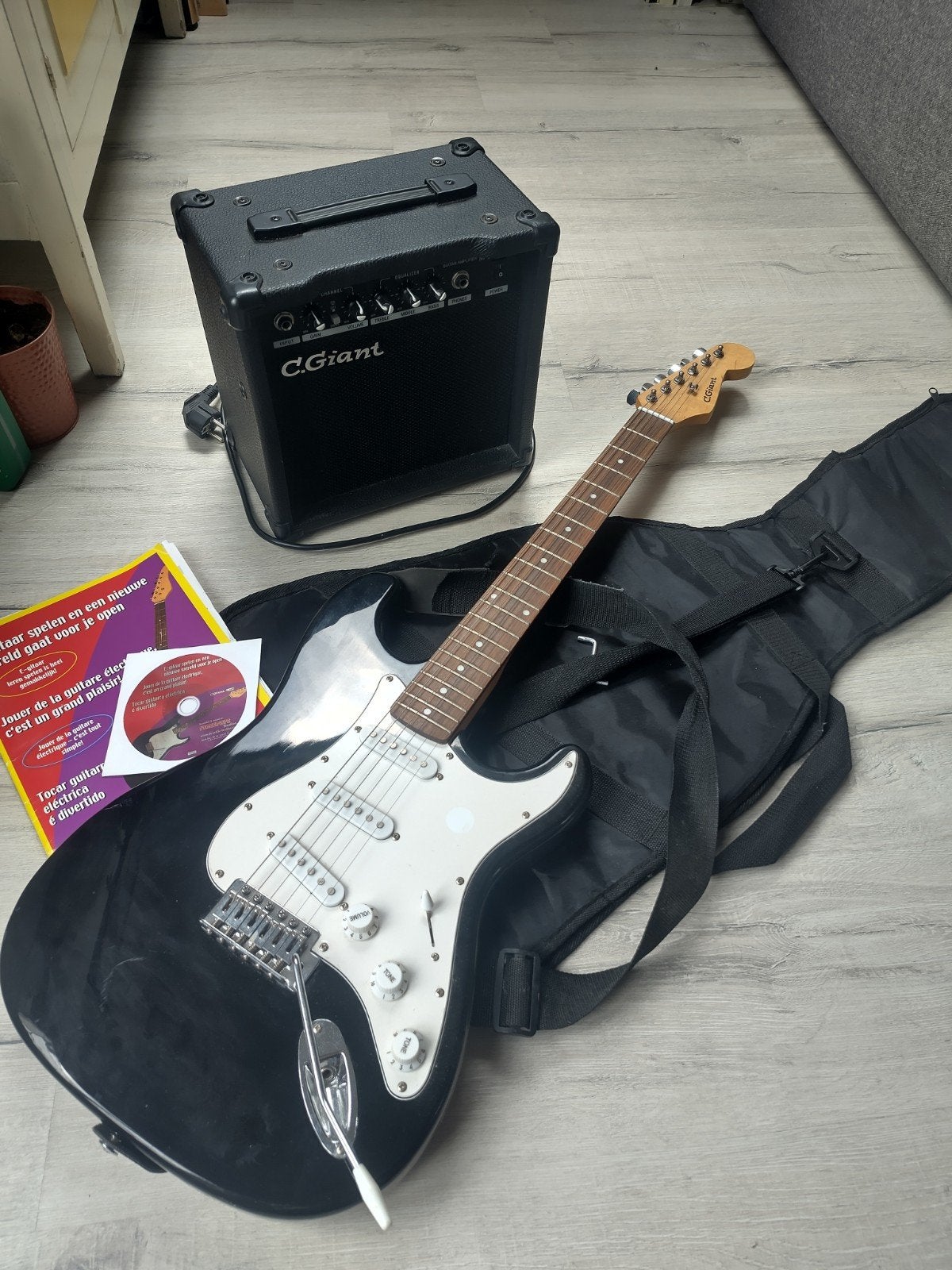 Elektrische Gitaar met Versterker en Leerboekje van C. Giant, Ophalen, Solid body, Overige merken, Met versterker