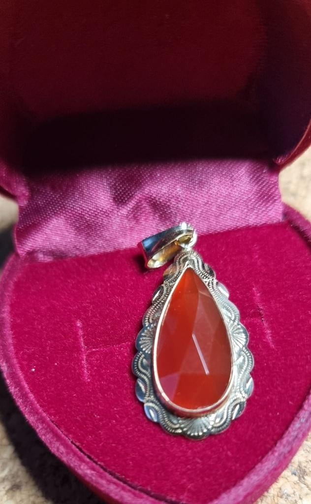 Gouden 14 k vintage hanger bezet met rode granaat., Gebruikt, Overige voorstellingen, Ophalen of Verzenden, Met edelsteen
