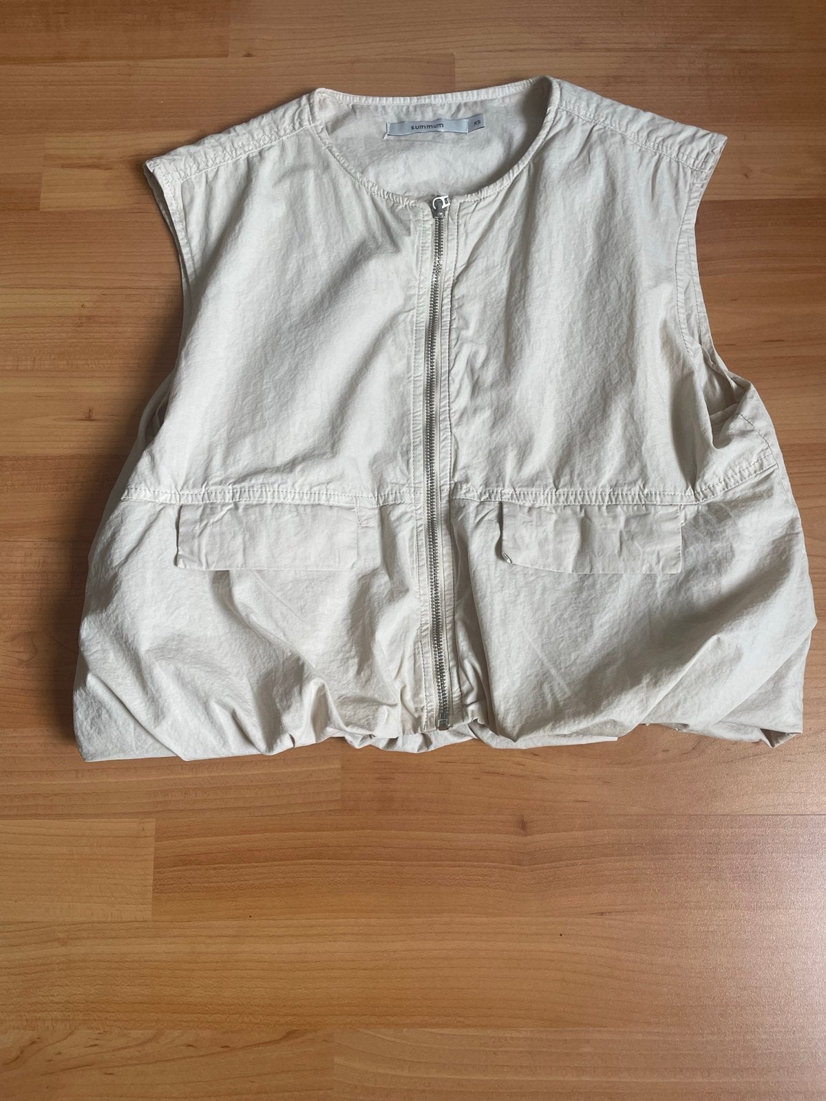Summum bodywarmer XS, beige, nieuw, prachtig afgewerkt, Kleding | Dames, Bodywarmers, Ophalen of Verzenden, Nieuw, Maat 34 (XS) of kleiner