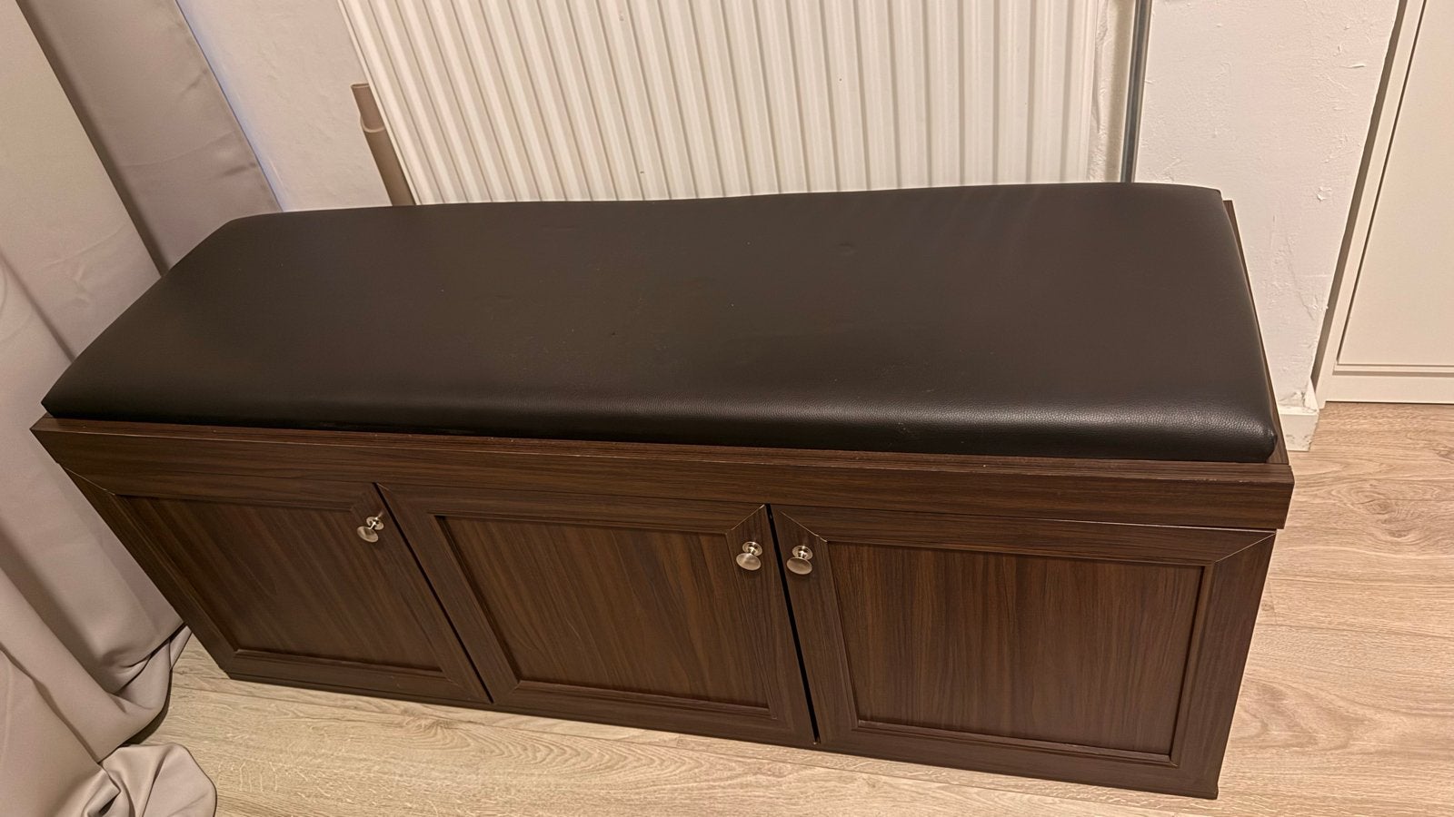 Houten schoenenrek met 3 vakken en lederen kussen, Huis en Inrichting, Kasten | Schoenenkasten, Ophalen, Zo goed als nieuw