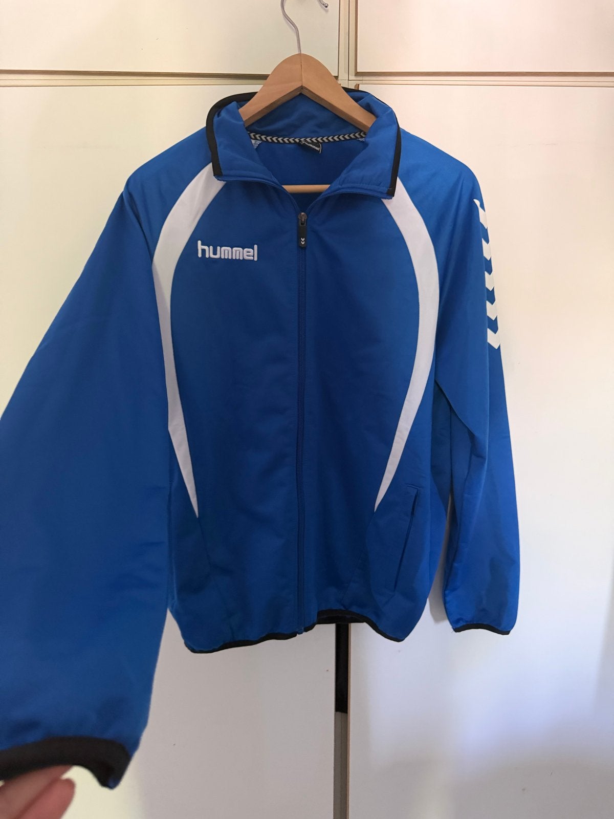 Hummel sportjack - Blauw met wit, maat M, Ophalen of Verzenden, Zo goed als nieuw, Algemeen, Maat 48/50 (M)