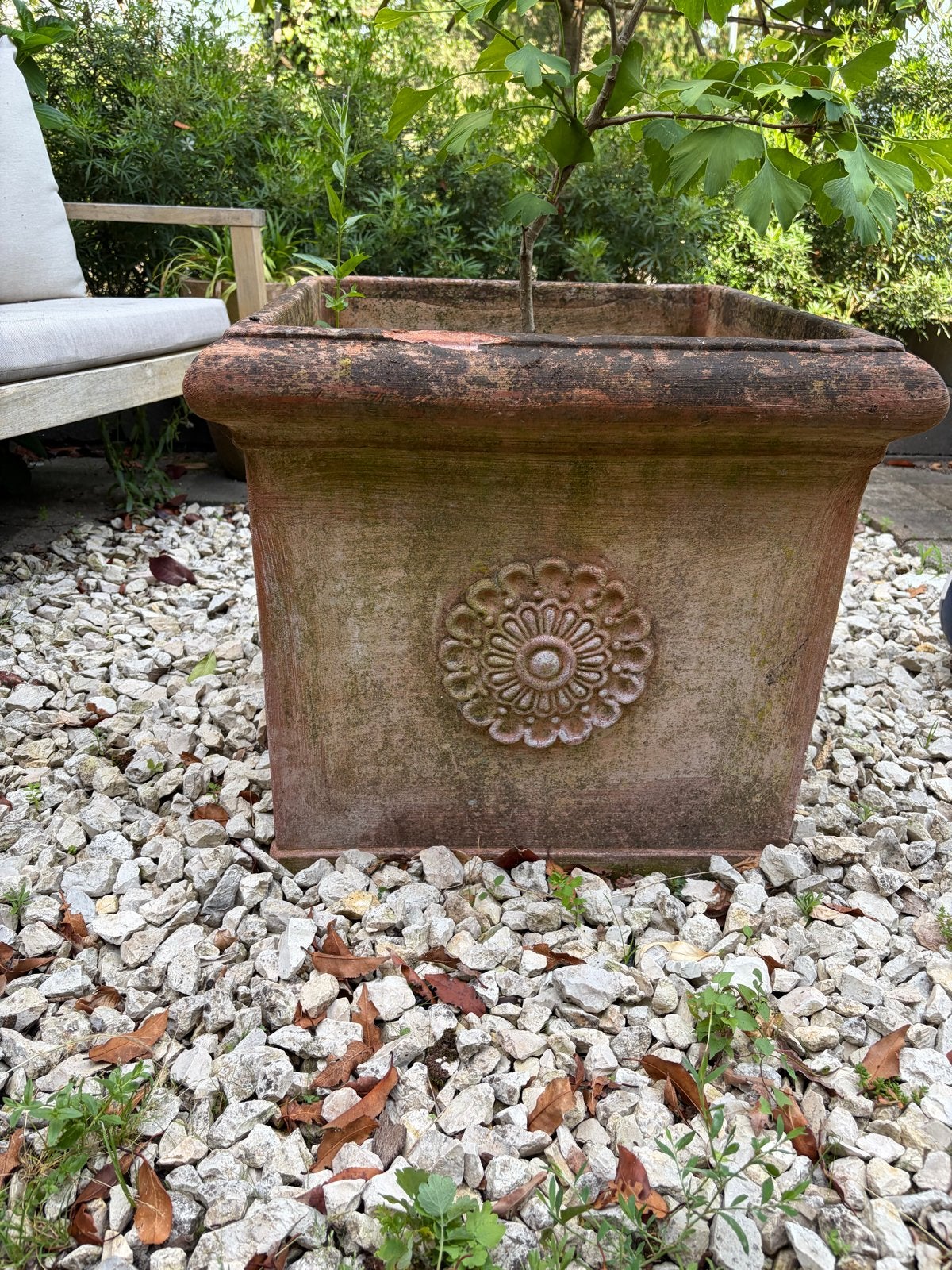 Grote terracotta bloempot met decoratie, Ophalen, Gebruikt, Balkon, 40 cm of meer