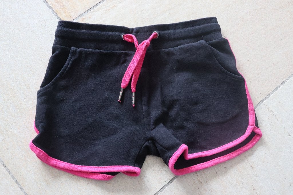 IZGS Osaga broekje zwart roze 128 short, Kinderen en Baby's, Kinderkleding | Maat 128, Meisje, Ophalen of Verzenden, Zo goed als nieuw