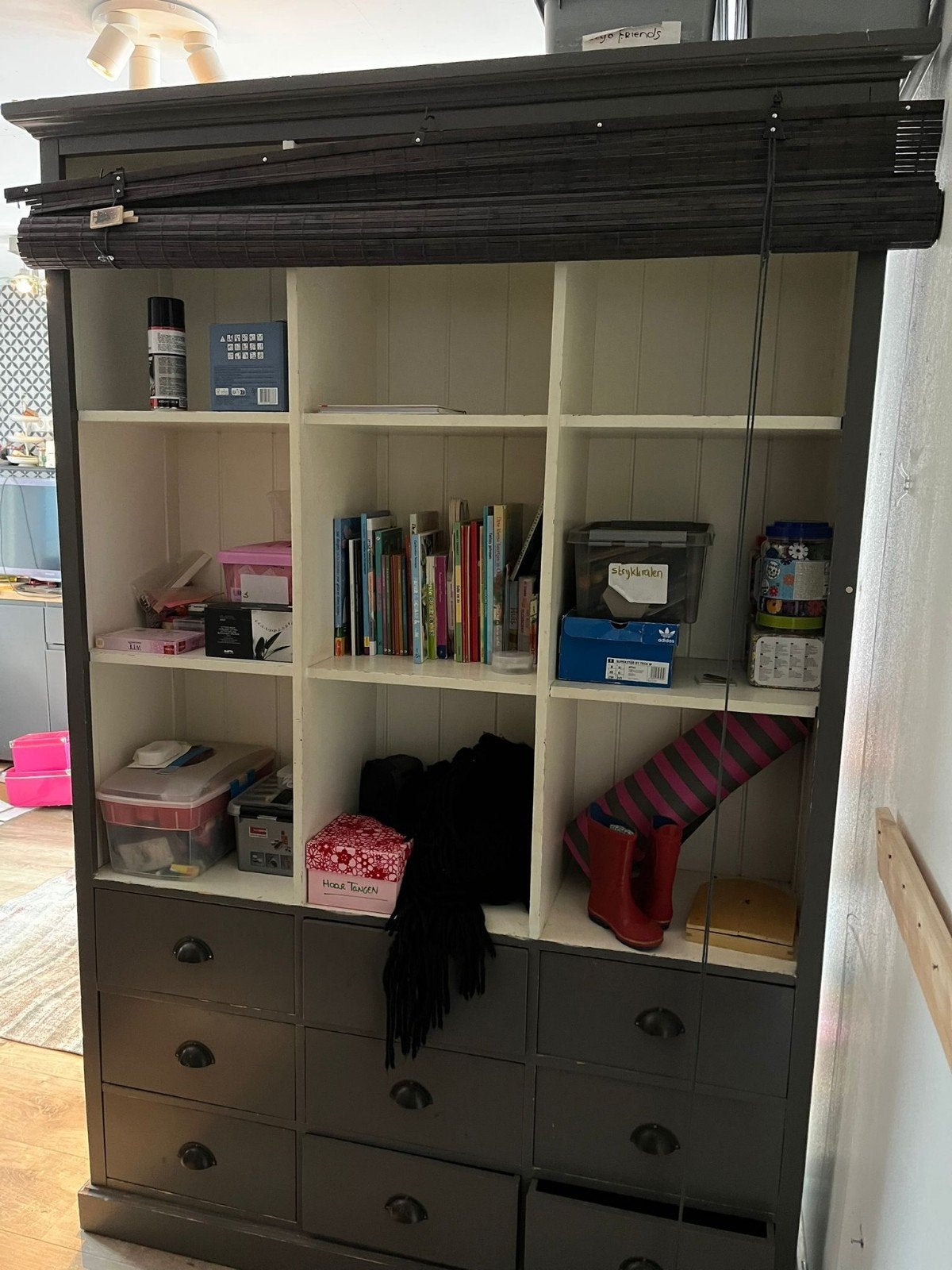 GRATIS AF TE HALEN Robuuste boekenkast met lades en vakken, Ophalen, Gebruikt, 100 tot 150 cm, Met lade(s)