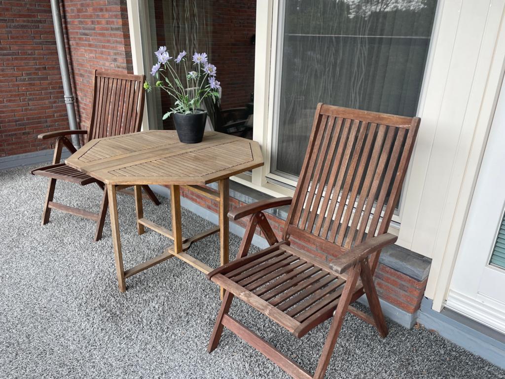 Tuinstoelen en tafel, Ophalen of Verzenden, Zo goed als nieuw, Hout, 2 zitplaatsen