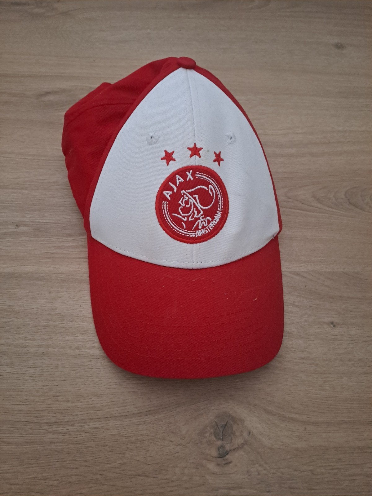 Ajax pet rood/wit - Zo goed als nieuw, Ajax, One size fits all, Ophalen of Verzenden, Pet