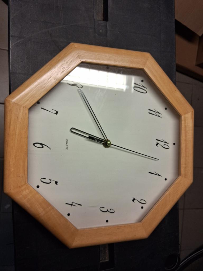 Houten Wandklok - Achthoekig Design, Ophalen of Verzenden, Zo goed als nieuw, Analoog, Wandklok