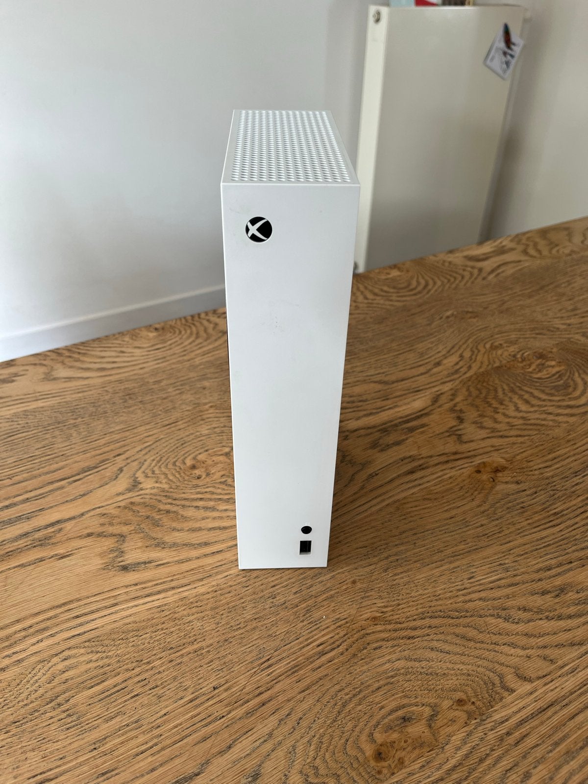 Foto 4 van Xbox Series S met 4 controllers en oplaadstation