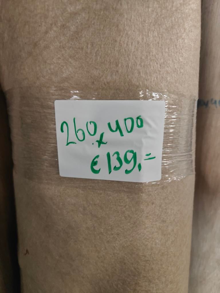 Coupon Tapijt 260 x 400 donker beige, Ophalen, Beige, Nieuw, Minder dan 10 m²