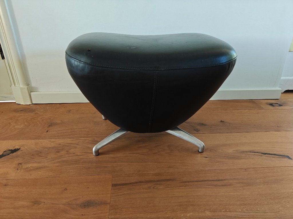 Leolux Caruzzo Forte hocker in zwart leer, Huis en Inrichting, Banken | Voetenbanken en Poefen, Ophalen, Gebruikt, Leer, 75 tot 100 cm