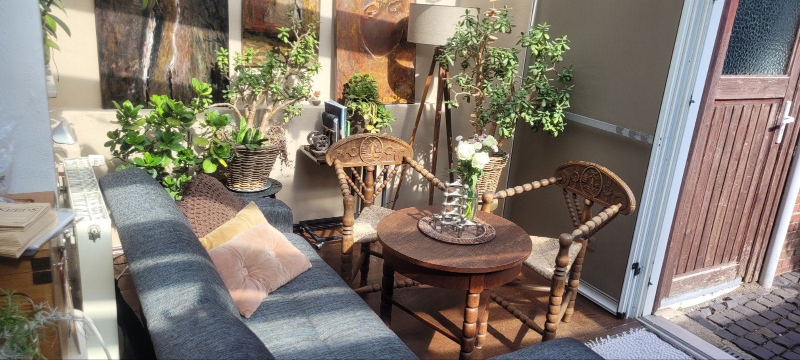 2 houten stoelen met ronde tafel driepoot antiek zeldzaam wa, Ophalen, Gebruikt