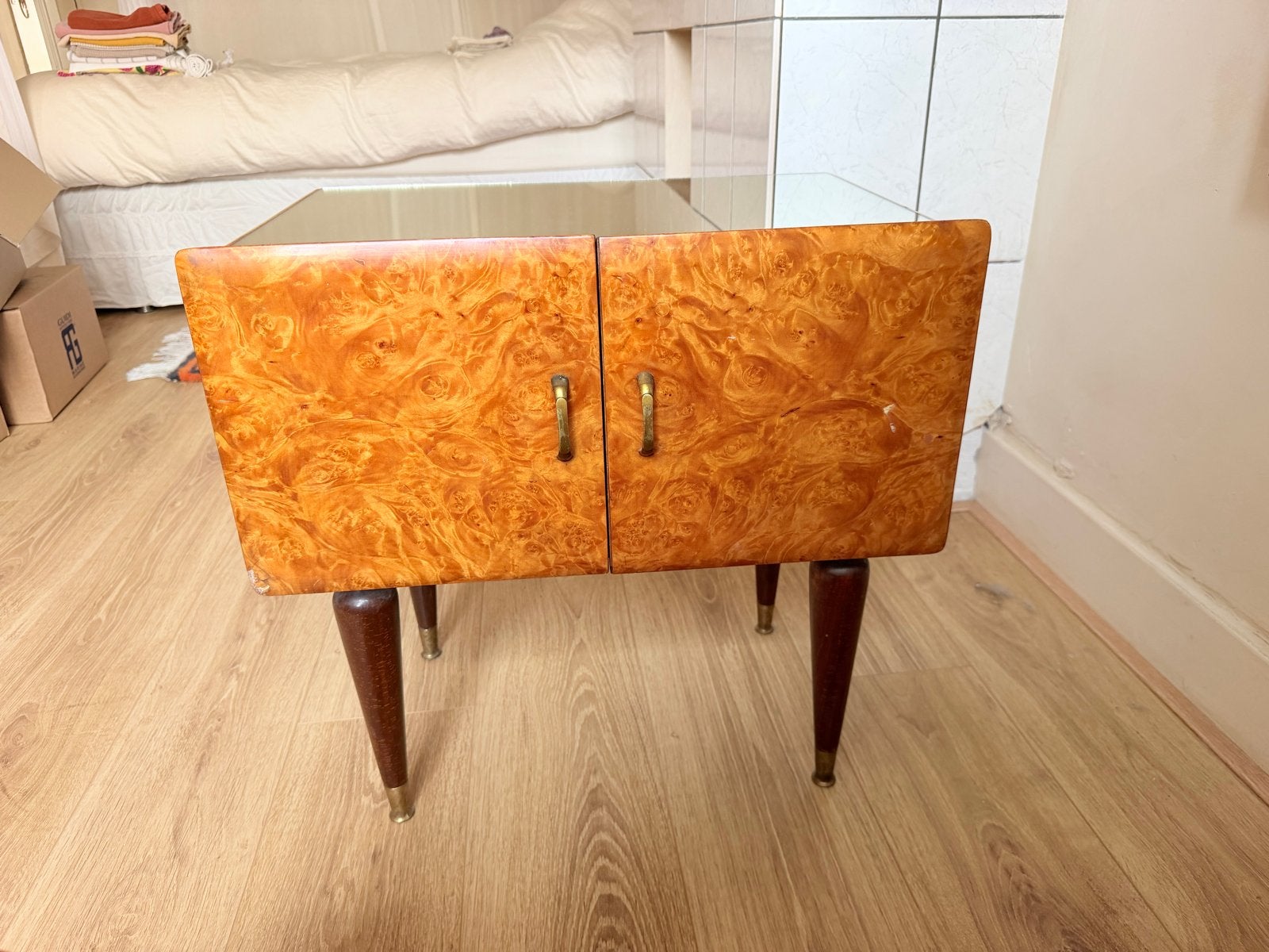 Vintage Nachtkastje / Bijzettafel met Wortelnotenfineer, Ophalen
