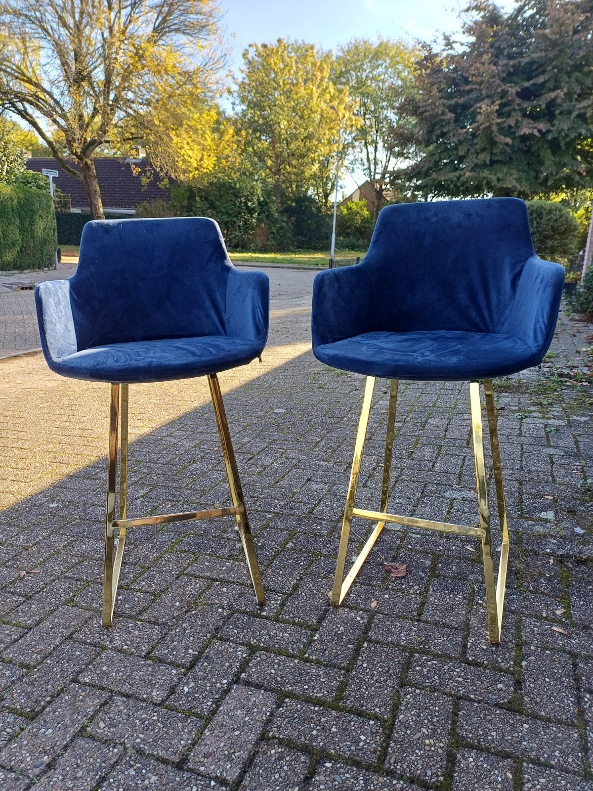 2x Blauwe Velvet Barstoelen met Goudkleurig Frame, 2 krukken, Ophalen, Gebruikt, Metaal