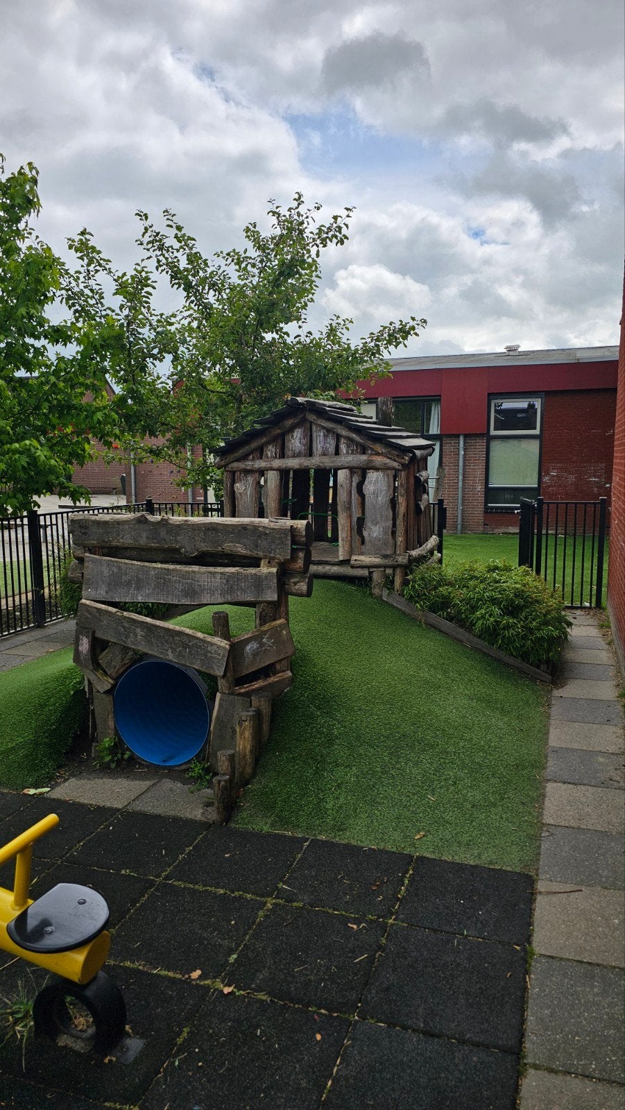 Speelhuisje van schoolplein. Moet weg., Kinderen en Baby's, Speelgoed | Buiten | Speeltoestellen, Ophalen