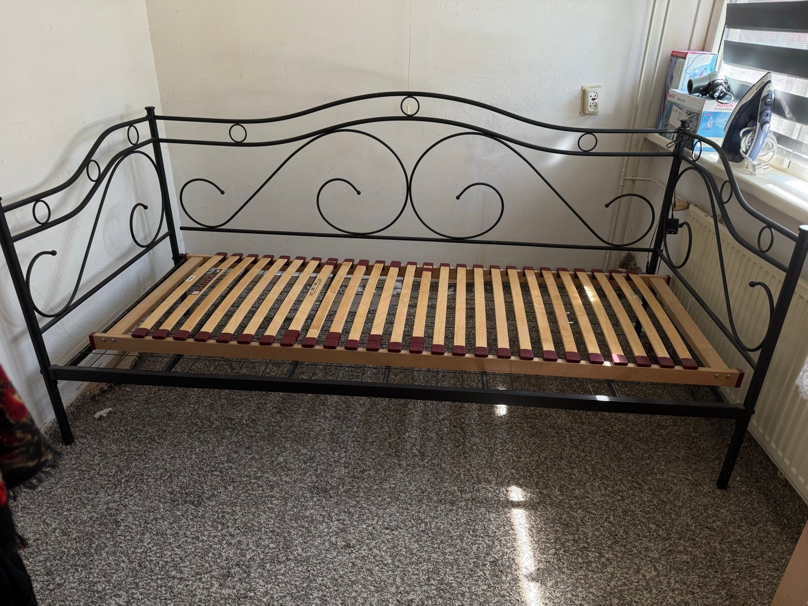 Zwart metalen bedframe met lattenbodem, Huis en Inrichting, Slaapkamer | Bedden, Gebruikt, 90 cm, Eenpersoons, Zwart