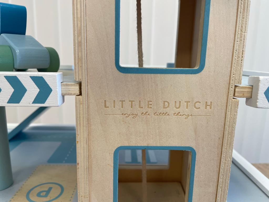 Little Dutch Houten Parkeergarage met Auto, Kinderen en Baby's, Speelgoed | Speelgoedvoertuigen, Ophalen of Verzenden, Gebruikt