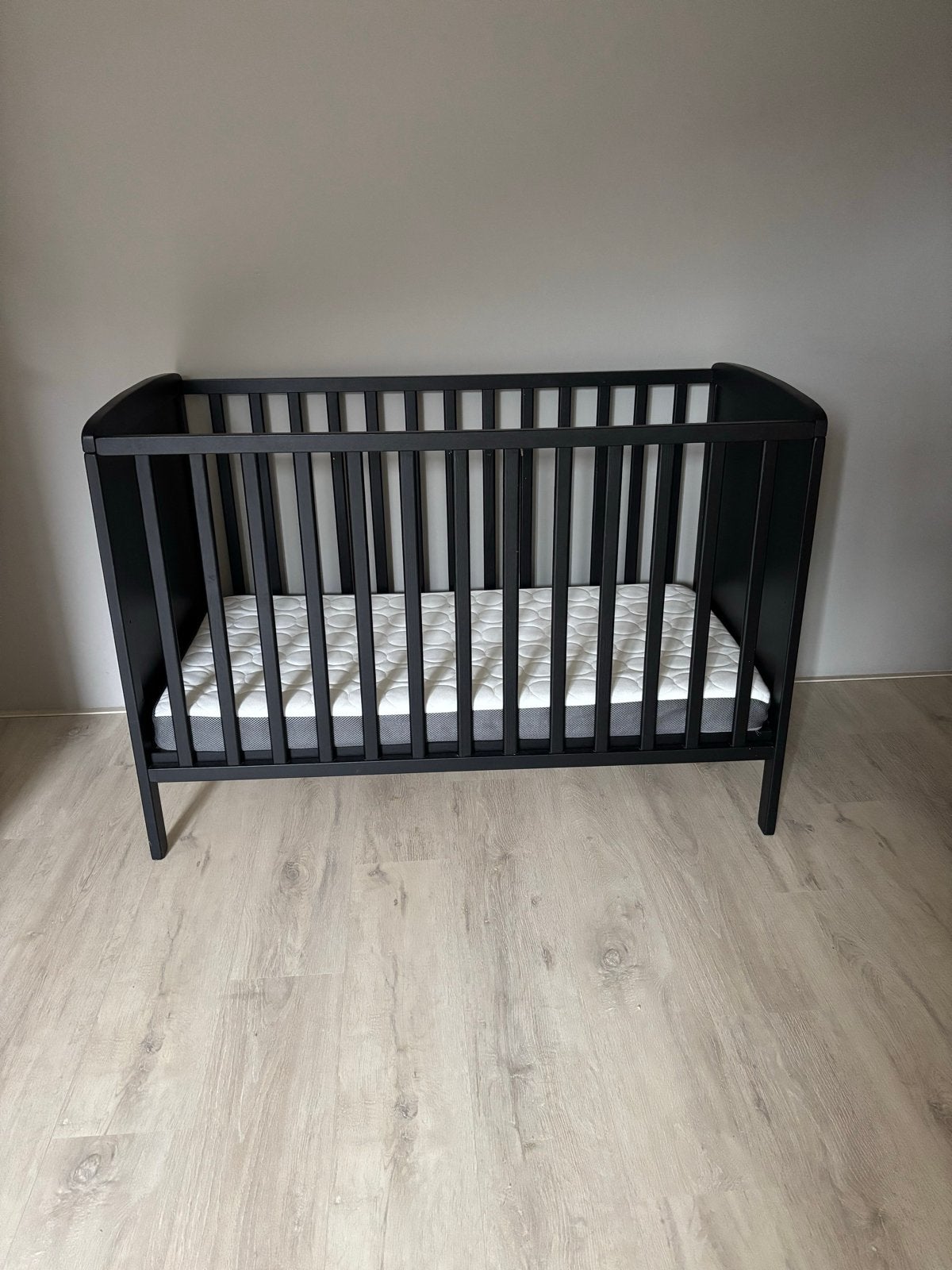 Zwart ledikant met matras, Kinderen en Baby's, Babywiegjes en Ledikanten, Ophalen, Zo goed als nieuw, Ledikant
