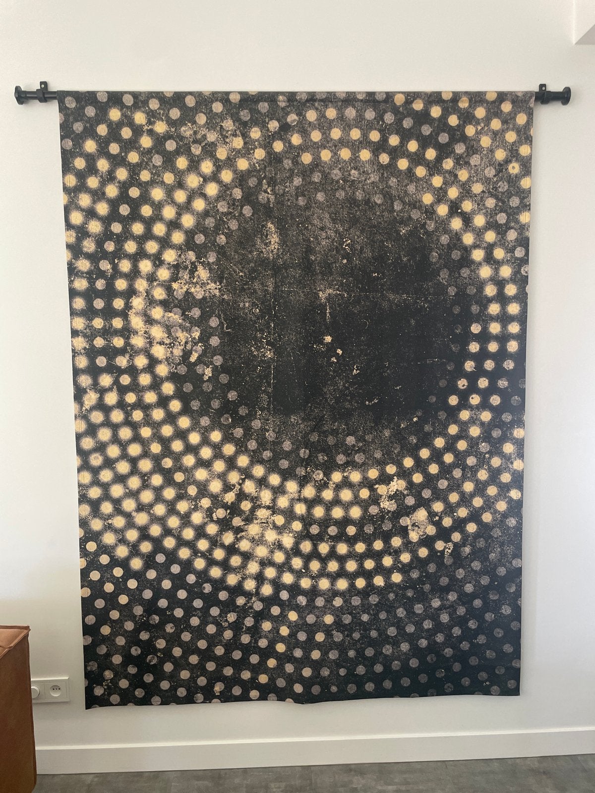 Wandkleed met stippenpatroon - 145x195 cm, Gebruikt, Ophalen of Verzenden, Met ophangsysteem, Wandkleed