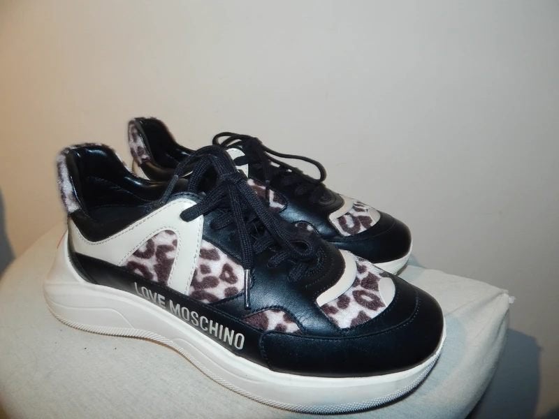 Love Moschino sneakers deels vacht print en merk 40, Kleding | Dames, Love Moschino, Overige kleuren, Verzenden, Sneakers of Gympen