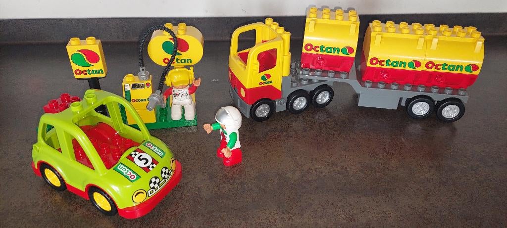 duplo octan tankauto  met tankstation, Kinderen en Baby's, Speelgoed | Duplo en Lego, Ophalen of Verzenden, Zo goed als nieuw