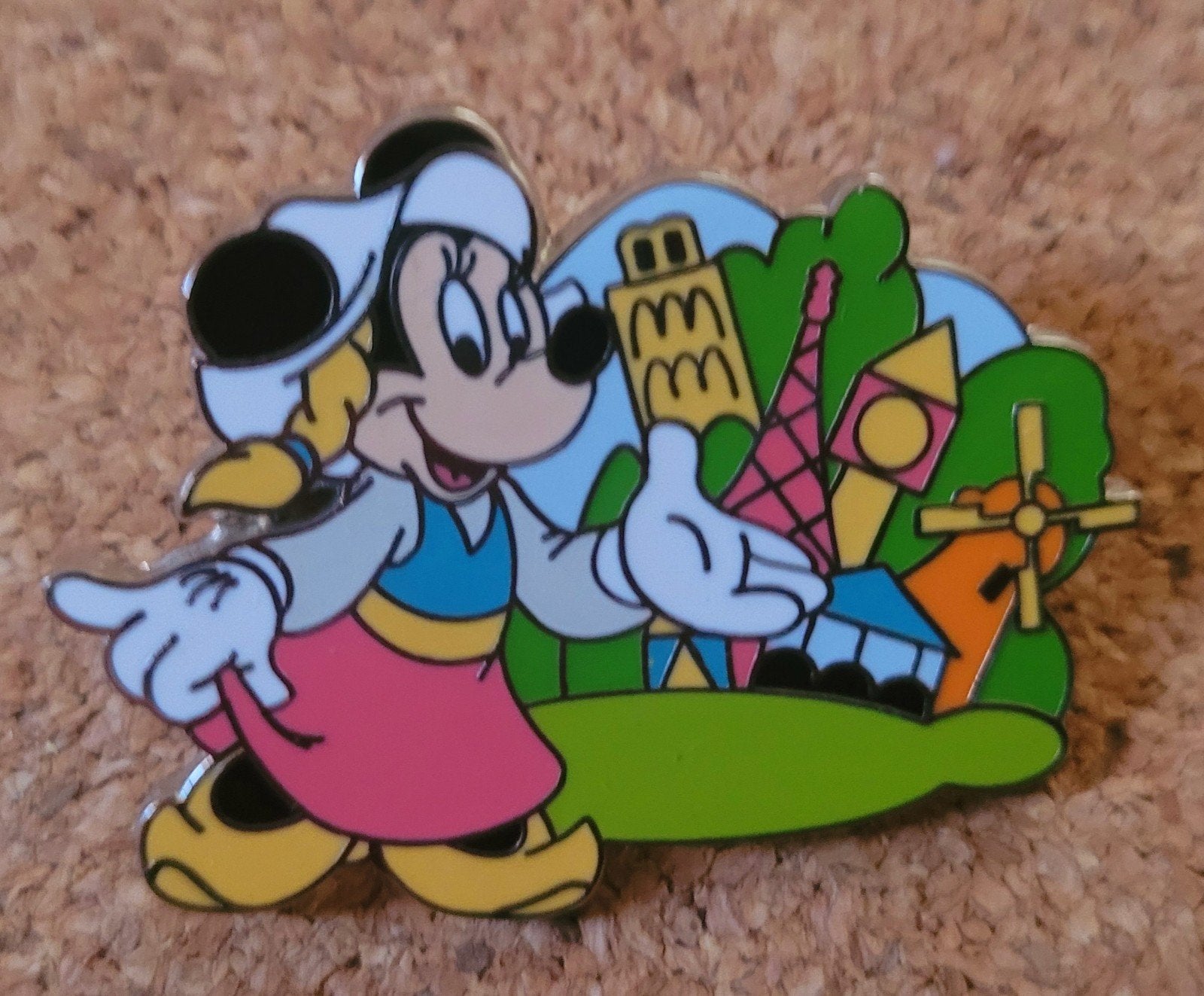 Minnie Mouse Nederlandse Disney Pin 'It's a Small World', Verzamelen, Verzenden, Mickey Mouse, Zo goed als nieuw, Overige typen