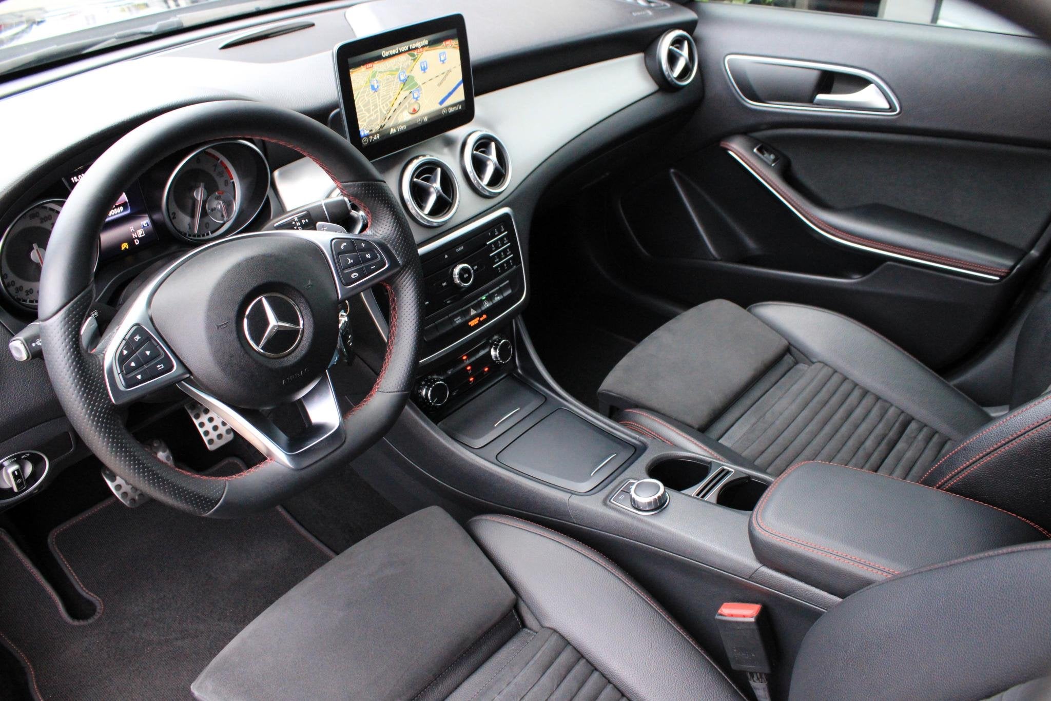 Mercedes-Benz GLA-Klasse 180 AMG Xenon | Navi | Cruisecontro, Auto's, Mercedes-Benz, Gebruikt, 4 cilinders, 715 kg, Leder en Stof