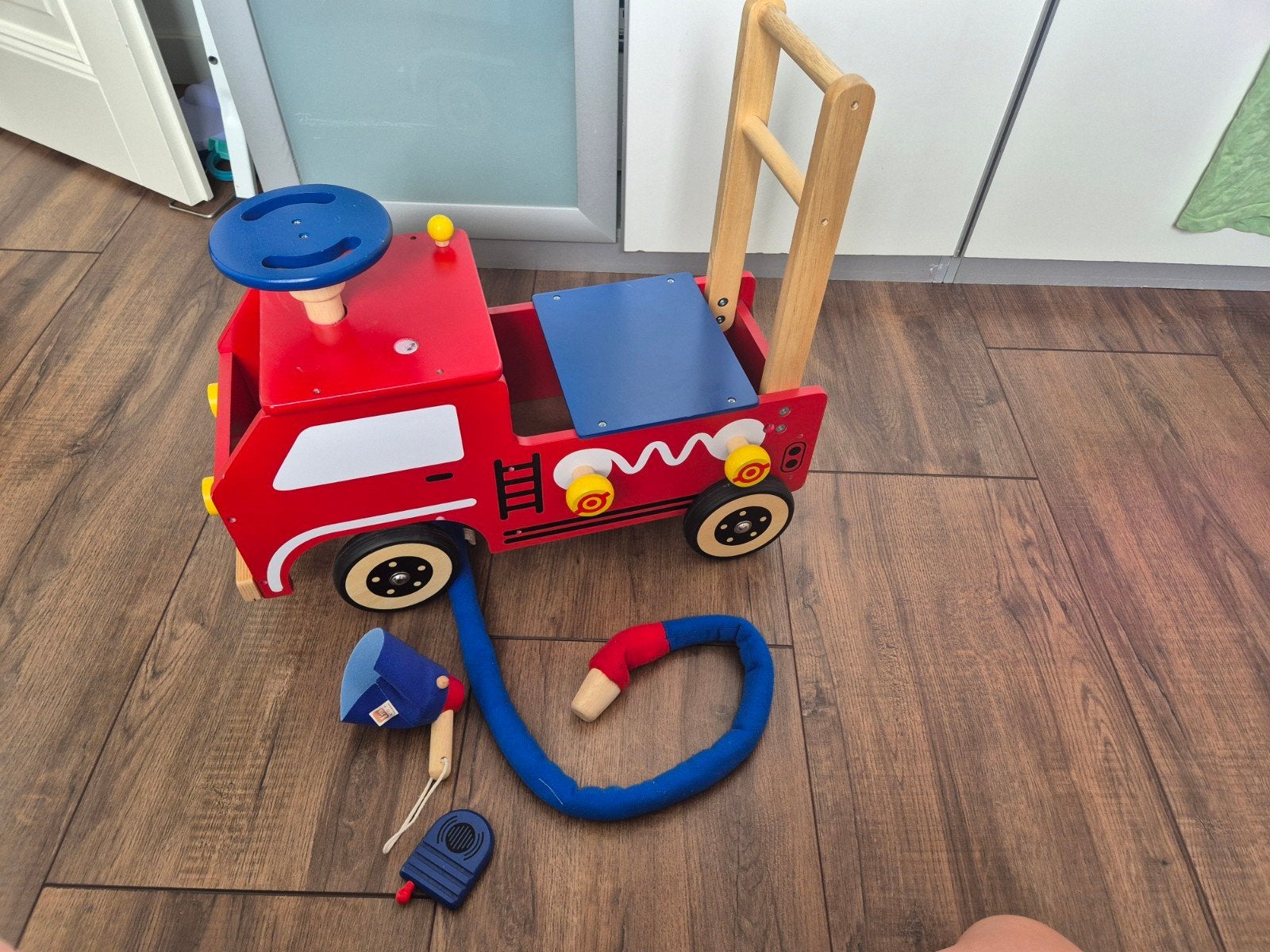 Houten brandweer (loop)auto met accessoires z.g.a.n, Ophalen, Zo goed als nieuw
