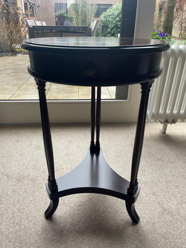Klassieke ronde vintage bijzettafel met lade, Huis en Inrichting, Tafels | Bijzettafels, Ophalen, Minder dan 55 cm, Vintage, klassiek