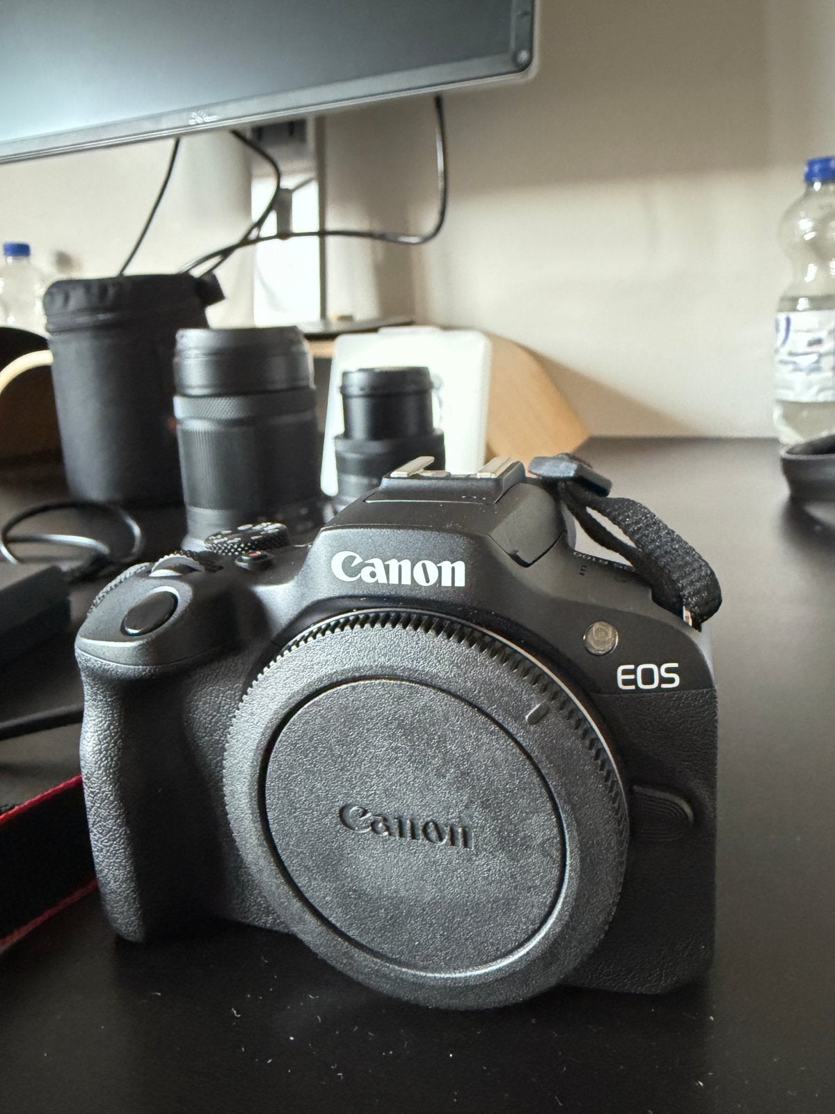 Foto 4 van Canon EOS R100 Systeemcamera met 2 lenzen en accessoires