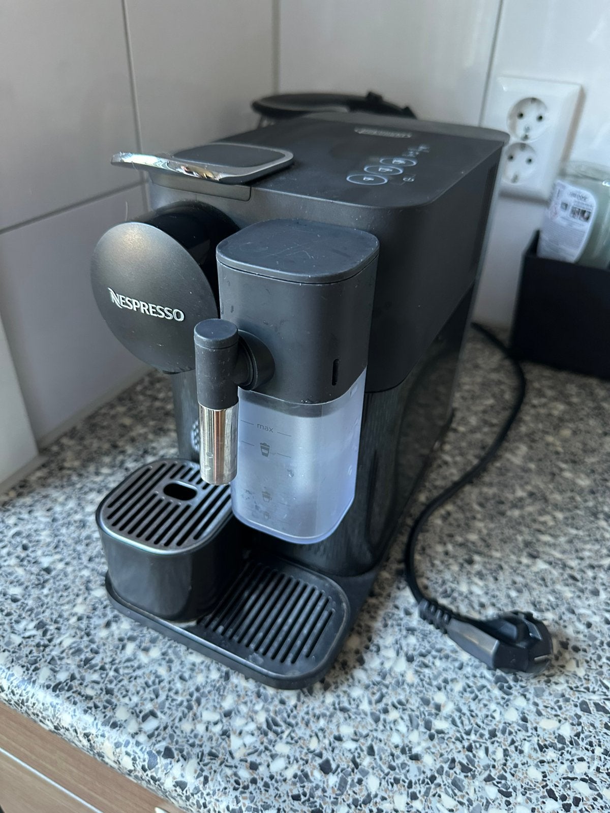 DeLonghi Nespresso koffiezetapparaat met melkopschuimer, Gebruikt, Ophalen of Verzenden, Koffiepads en cups, Afneembaar waterreservoir