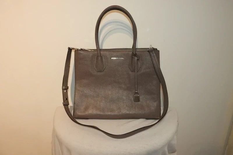 Michael Kors grijze leren schouder/ handtas merk en hanger
