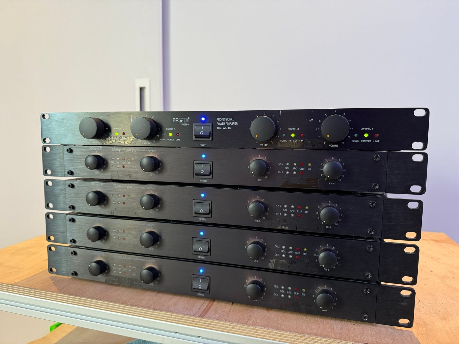 Apart Champ-4 Quad Versterker - Professionele Eindversterker, 120 watt of meer, Ophalen, Overige merken, Gebruikt