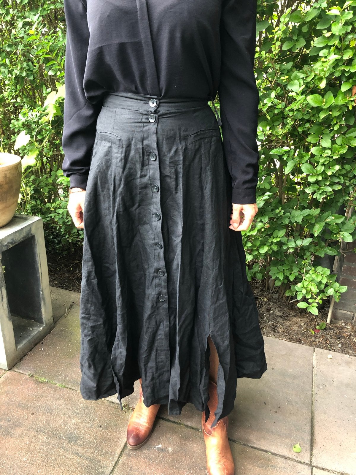 Zwarte linnen maxi rok met knoopsluiting, Kleding | Dames, Rokken, Maat 38/40 (M), Zwart, Ophalen of Verzenden, Zo goed als nieuw
