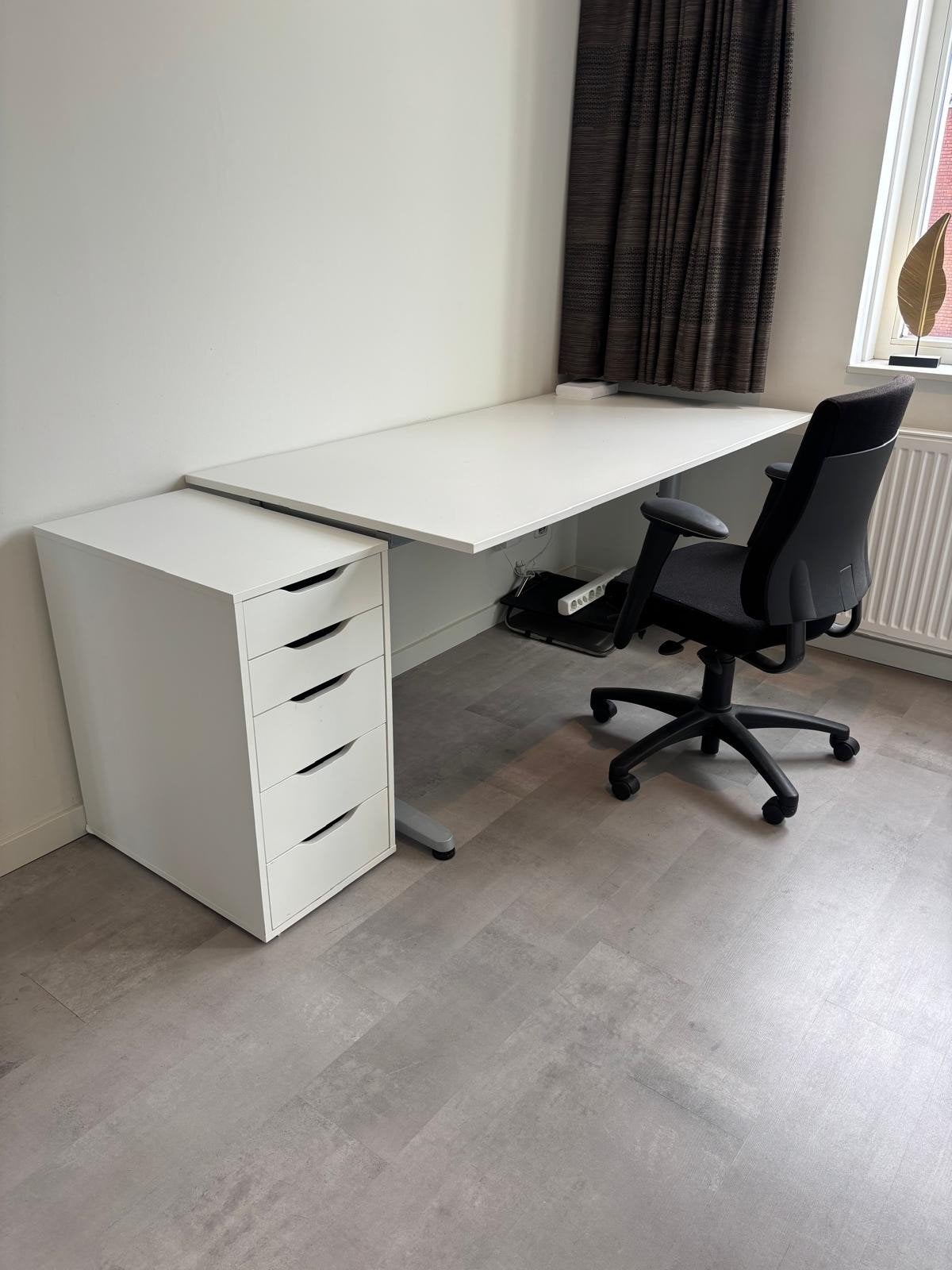 In hoogte verstelbaar bureau - niet elektrisch, Ophalen, Zit-sta bureau, Gebruikt, Spaanplaat of MDF