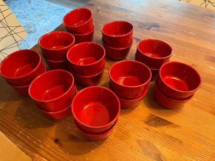 Staub 20 rode emaille bakjes, Ophalen, Overige materialen, Zo goed als nieuw, Kom(men)