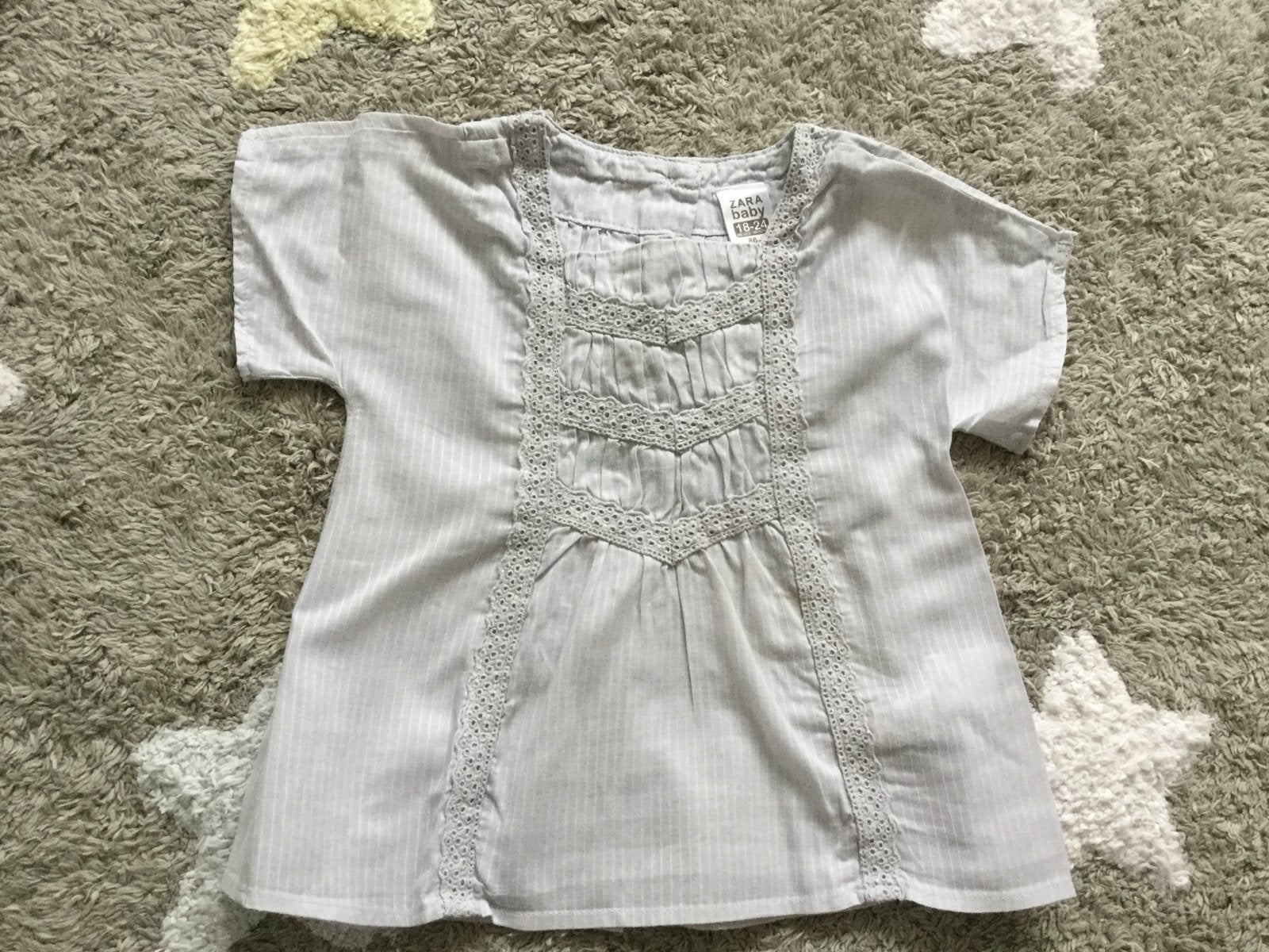 Zara Baby Blouse met Kant grijs - Maat 86 (18-24 maanden), Kinderen en Baby's, Ophalen of Verzenden, Nieuw, Meisje, Overhemdje of Bloesje
